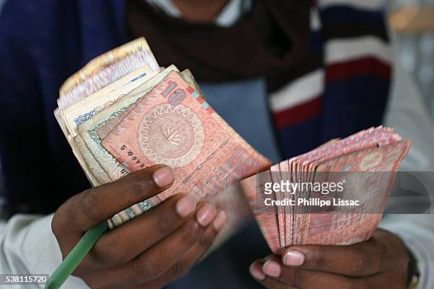 loan reimbursement at grameen bank borrowers' meeting - bangladesh imagens e fotografias de stock