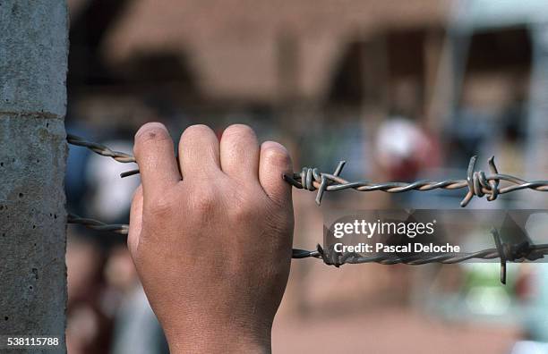 refugee camp - exile photos et images de collection