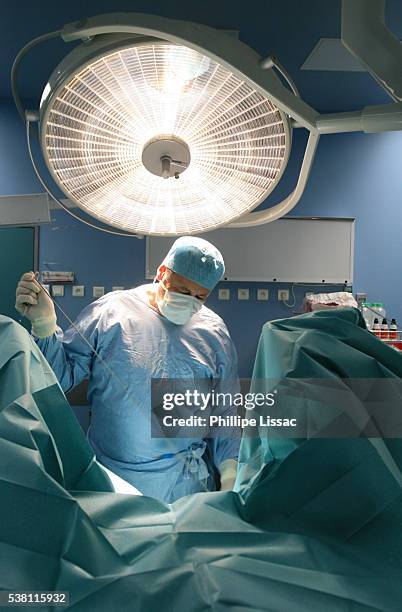 surgeon pierre foldes reconstructing african woman's clitoris - circumcision stock pictures, royalty-free photos & images