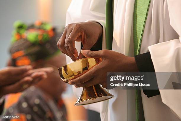 anglican woman priest giving holy communion in holy trinity church, hackney - communion stock pictures, royalty-free photos & images