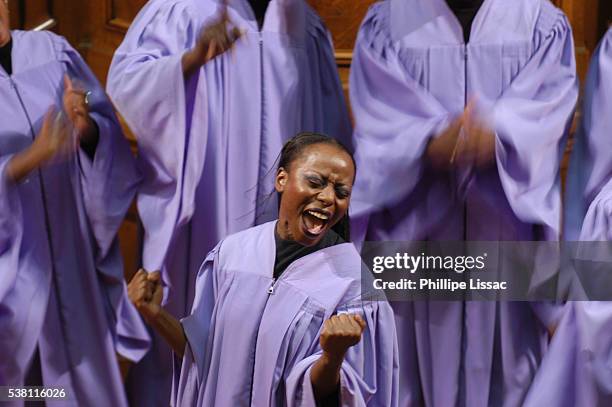gospel singer in paris - música gospel fotografías e imágenes de stock