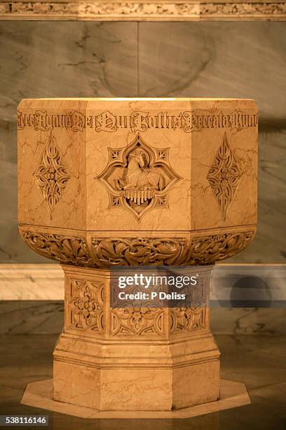 baptistery font at st patrick's cathedral - pila bautismal fotografías e imágenes de stock