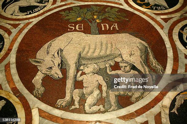 romulus and remus marble work in the duomo of siena - kathedraal van siena stockfoto's en -beelden