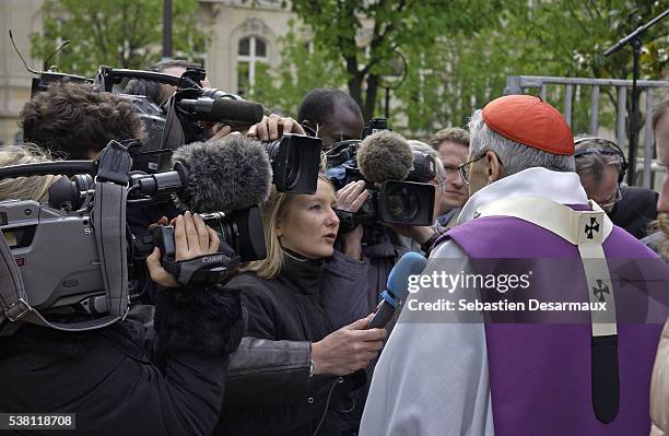 archbishop lustiger speaking to reporters - archbishop stock pictures, royalty-free photos & images