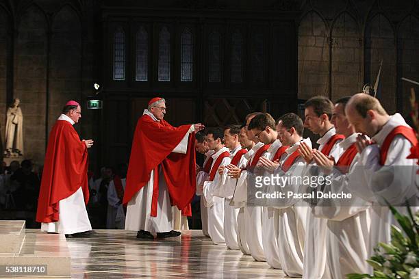 archbishop jean-marie lustiger blessing candidates at ordination mass - archbishop photos et images de collection