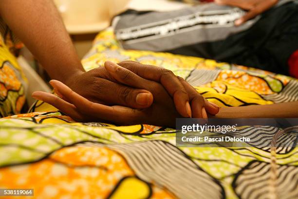 man and woman holding hands in hospital - brazzaville imagens e fotografias de stock