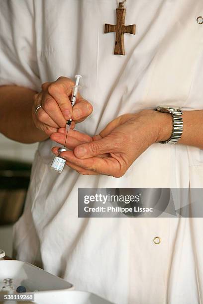 missionary prepping vaccination - nun hospital stock pictures, royalty-free photos & images