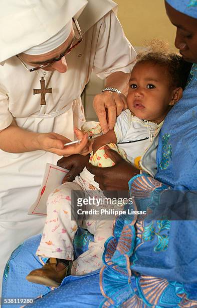 nun giving baby girl vaccination - nun hospital stock pictures, royalty-free photos & images