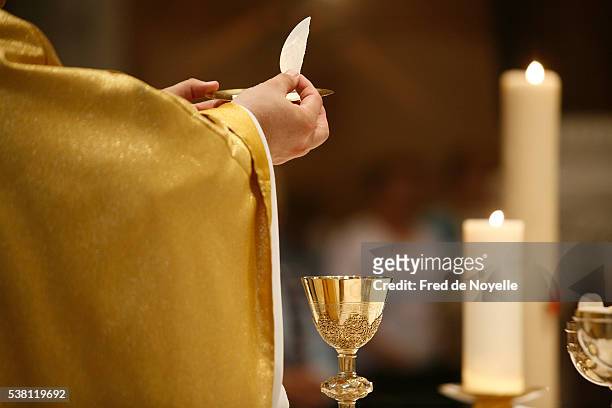 priest holding communion wafer - religious mass 個照片及圖片檔