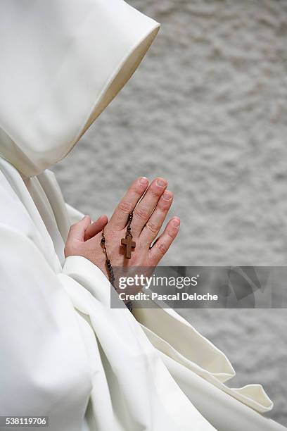monk in prayer - gebetskette stock-fotos und bilder