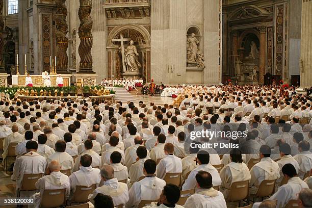 priests at easter thursday mass in st. peter's basilica - happy easter in italian stock pictures, royalty-free photos & images