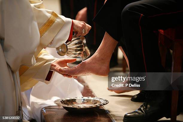 ritual foot washing during easter thursday mass - gründonnerstag stock-fotos und bilder