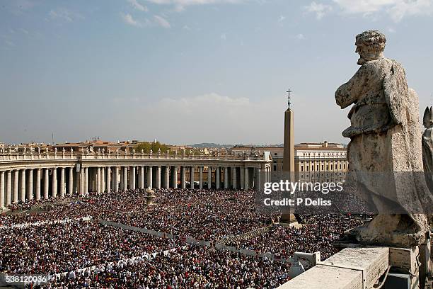 crowd fills piazza san pietro for easter mass - vatican stock pictures, royalty-free photos & images