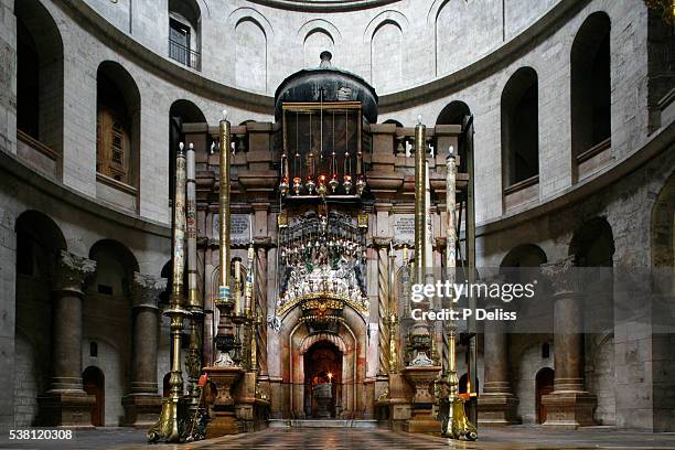 tomb of jesus at church of the holy sepulchre - tumba fotografías e imágenes de stock