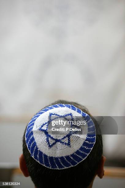 kippa with a star of david - skull cap stock pictures, royalty-free photos & images