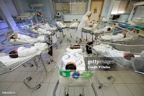 catholic nurse and newborn babies in nazareth hospital - nun hospital stock pictures, royalty-free photos & images