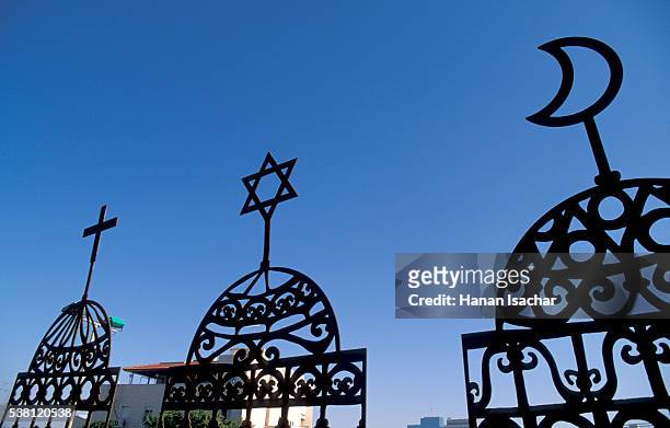 symbols of christianity, judaism and islam - religion photos et images de collection
