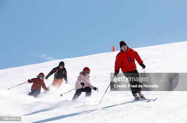 family skiing - family skiing stock pictures, royalty-free photos & images