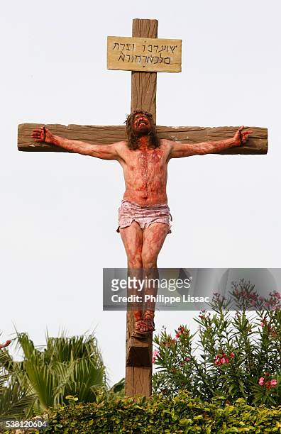 reenactment of crucifixion of jesus christ at holy land experience - the crucifixion stock pictures, royalty-free photos & images