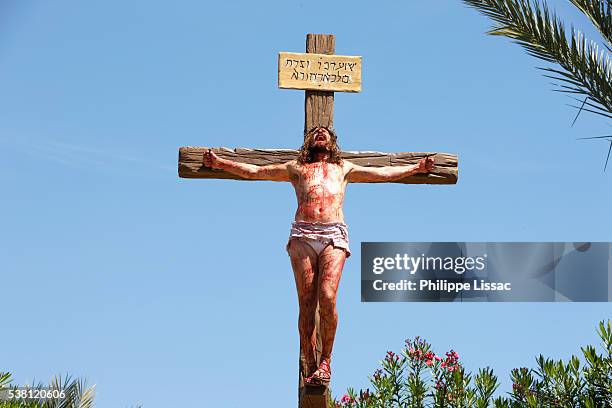 reenactment of crucifixion of jesus christ at holy land experience - historical reenactment foto e immagini stock