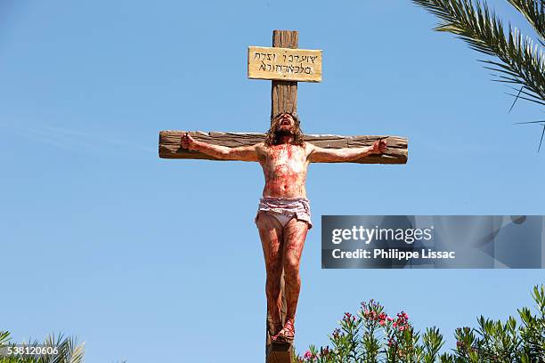 reenactment of crucifixion of jesus christ at holy land experience - the crucifixion stockfoto's en -beelden