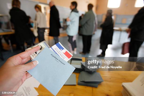 polling booth in france - campaña política fotografías e imágenes de stock