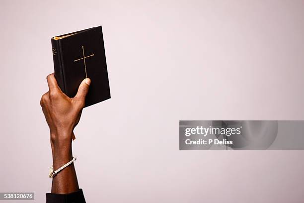 man holding bible - objet de culte photos et images de collection