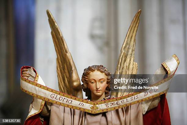 statue of gabriel in st.-etienne cathedral - archangel gabriel stock pictures, royalty-free photos & images