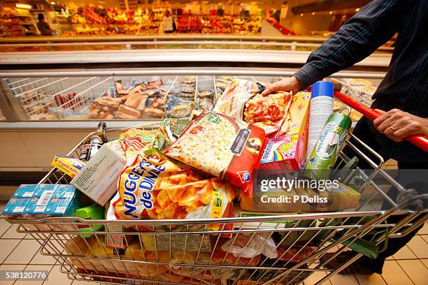 man shopping at supermarket - caddie photos et images de collection