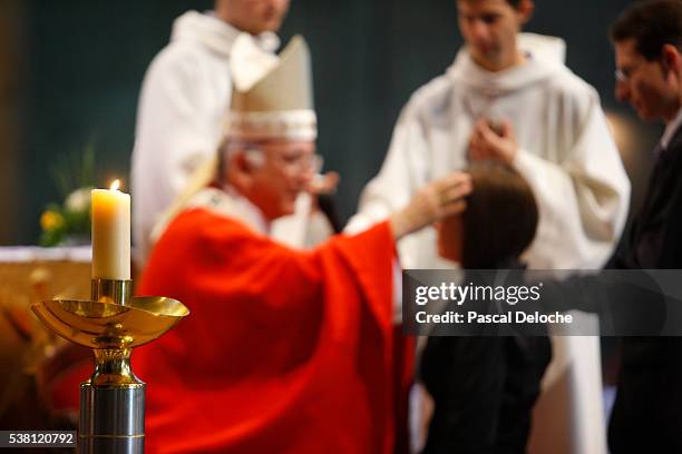 adult confirmation in reims cathedral - vormsel stockfoto's en -beelden