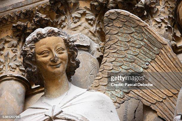 sculpture of archangel gabriel on west facade of reims cathedral - arcanjo imagens e fotografias de stock