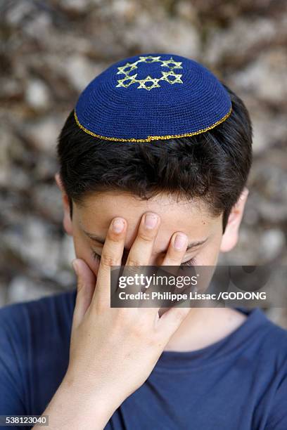 jewish prayer - davidstern stock-fotos und bilder