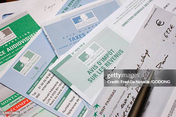 french income tax forms - french language stock pictures, royalty-free photos & images