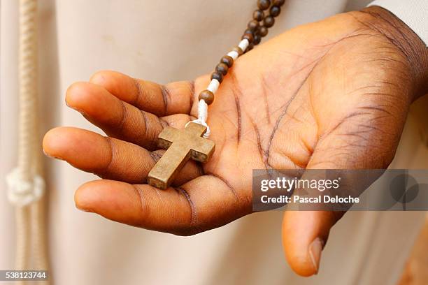 togolese nun holding rosary - nun fotografías e imágenes de stock