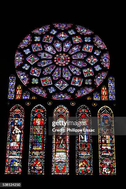 notre-dame de chartres cathedral stained glass - rosettfönster bildbanksfoton och bilder