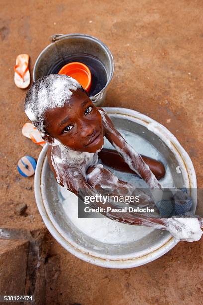 shower in poor distict - bassine photos et images de collection