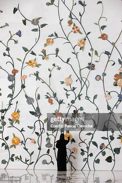 sheikh zayed grand mosque. flowers pattern. thousands of rare and semi-precious stones, encrusted in marble, were used to decorate the structure - sheikh zayed mosque stock-fotos und bilder