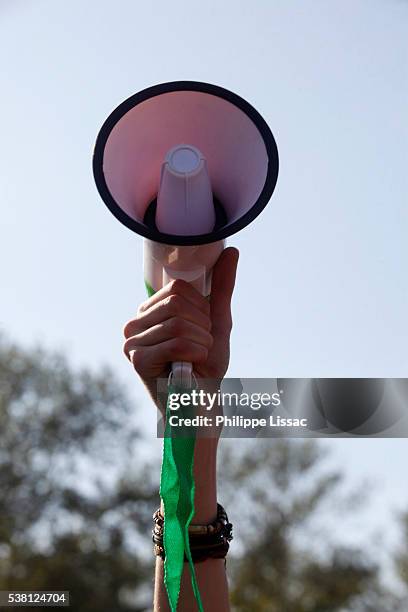 megaphone - exigir fotografías e imágenes de stock