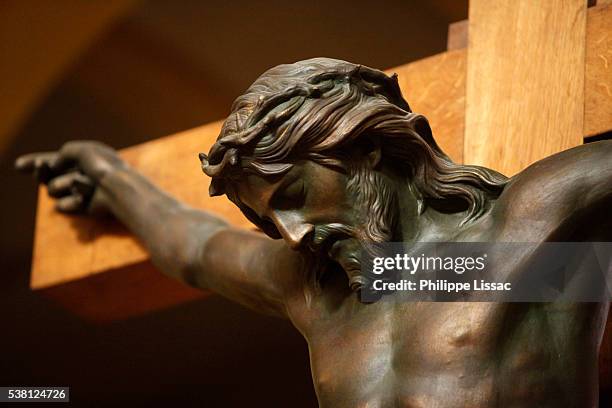 paris, france, saint-dominique church, statue of christ on the cross - jesus christ stock-fotos und bilder