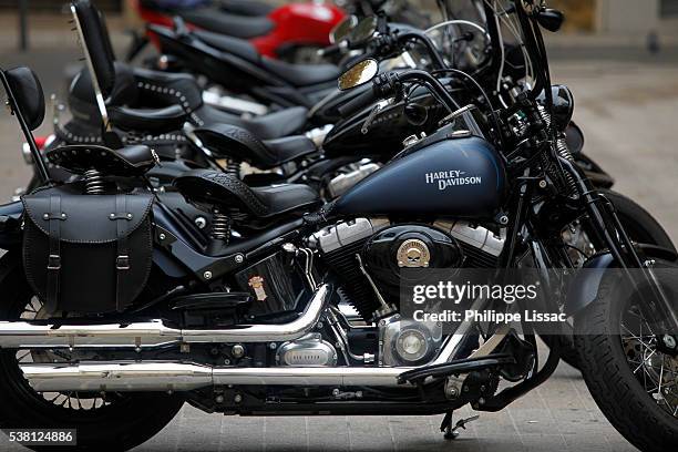 motorcycles - harley davidson stock-fotos und bilder