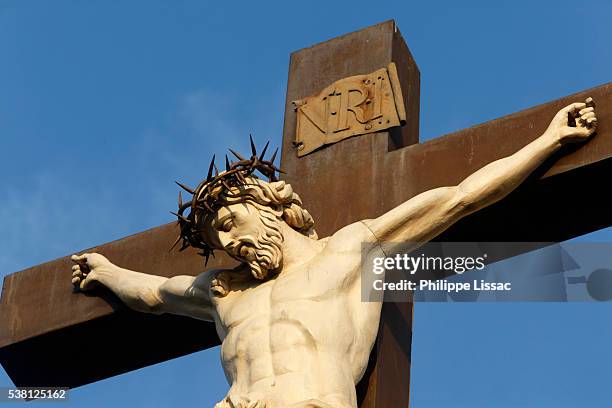 calvary outside notre dame des doms cathedral - the crucifixion stockfoto's en -beelden