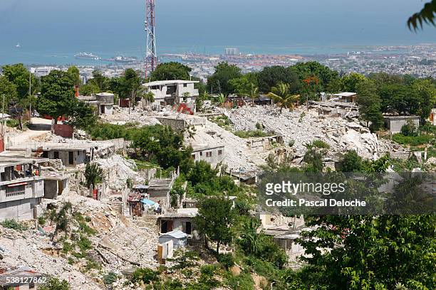 wrecks of the 2010 earthquake - haiti earthquake stock-fotos und bilder