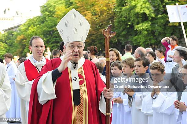 procession outside notre-dame de paris cathedral paris cardinal andr?? vingt trois - clergy stock pictures, royalty-free photos & images