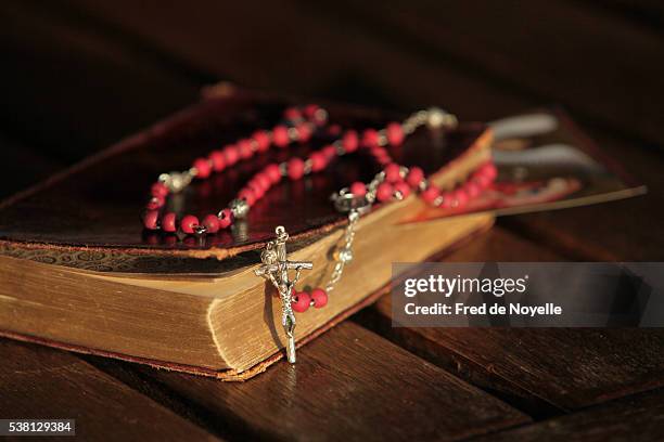 old bible and rosary - catholicism imagens e fotografias de stock