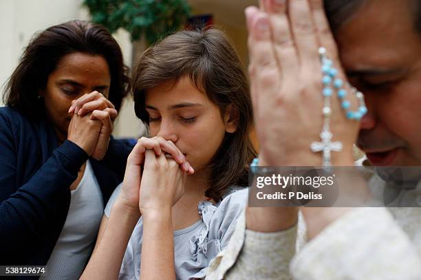 family praying at home - bidden stockfoto's en -beelden