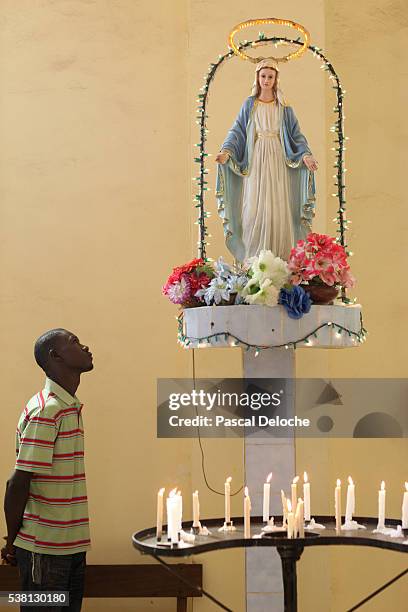 bamako cathedral. virgin mary. - black madonna stock pictures, royalty-free photos & images