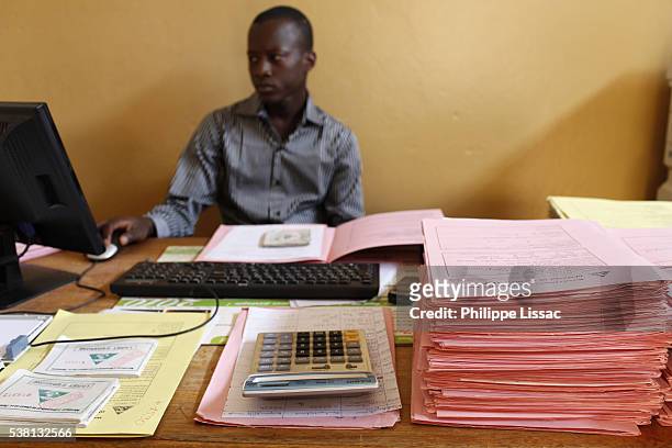 pape ibrahima ndiaye working in a microcredit institution - bank office clerks stock pictures, royalty-free photos & images