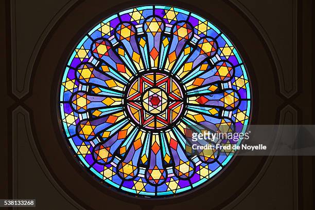 stained glass in the nazareth synagogue, paris - estrela de david - fotografias e filmes do acervo