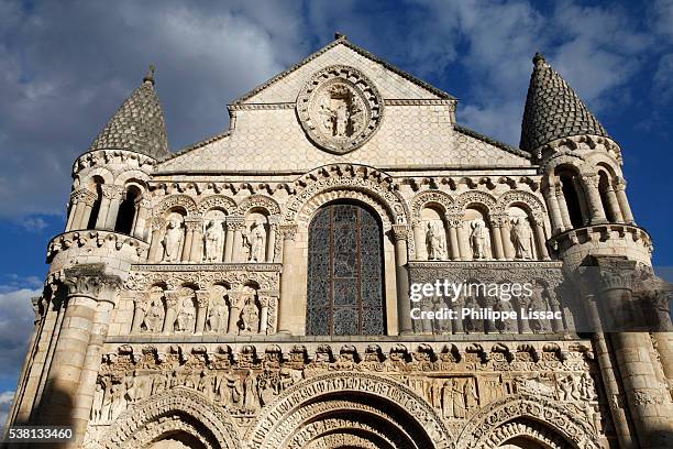 notre dame la grande church, poitiers : western facade - ポワティエ ストックフォトと画像