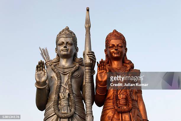 sculptures in mangal manjusha : rama and sita - copper art india stock pictures, royalty-free photos & images